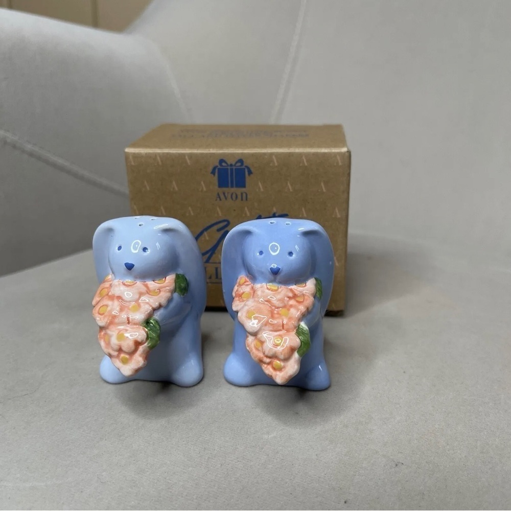 New! Vintage AVON SPRINGTIME BLUE EASTER BUNNY RABBIT SALT & PEPPER SHAKERS